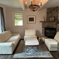 5 Bedroom Downtown Gem, Modern, Comfort, Fireplace, Huge Backyard, Steps to Lake and Broadwalk, hotel a Temiskaming Shores