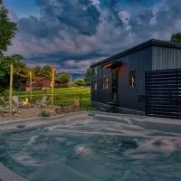 Smoky Nook Soak and Smores Getaway, hotel en Cosby