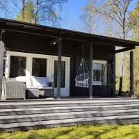 Three cozy cottages, sauna and big yard all included for up to 8 persons, hotel en Lohja