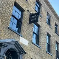Smiths Townhouse, готель у місті Бродстерс
