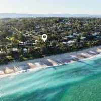 The Blue Beach House - Pet Friendly Coastal Escape in Mollymook, hotel in Mollymook