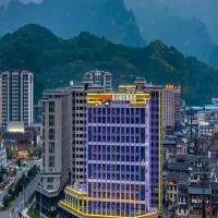 Hampton by Hilton Zhangjiajie Tianmen Mountain -Situated opposite the Tianmen Mountain Cable Car Station -Provide free airport shuttle service - English-speaking customer service, hotelli kohteessa Zhangjiajie