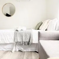 North Wollongong - Beach Style - Modern - Free Parking - Free Coffee Snacks, hotel a Woonona