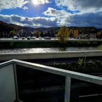 Hron River View Apartment 24h Self check -in Free Parking, hotell i Banská Bystrica