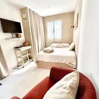 Les Gîtes du Petit Bois CHEVREFEUILLE, hotel v mestu Ruoms
