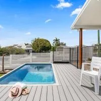 'Short Break' - Luxurious Coastal Retreat with Pool and BBQ, מלון בUrangan