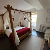 Kourline Villalunoterie Futuroscope Piscine spa، فندق في Oyré