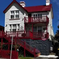 Mersey River Cottage ( cir 1888) Central location with Amazing Ocean and Habour Views., hotelli kohteessa Devonport