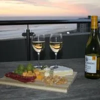 Luxurious 3-bedroom Bloubergstrand Cape Town beachfront apartment with stunning sea and beach view, Hotel in Cape Town