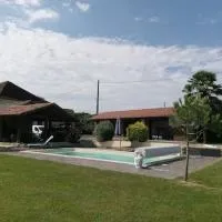 Maison vue sur les pyrénees, hotel em Barraute-Camu