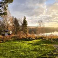Embracing nature's Swedish house，位于卢德维卡的酒店