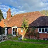 Country Cottage and Converted Barn Suite, hotell i Cholderton