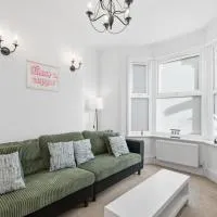 Viesnīca Family-Friendly 3-Bed Home, Sleeps 6, Quiet Area and Parking pilsētā Elmers End