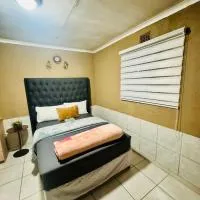 Tseleng Guest House, hotelli kohteessa Vosloorus