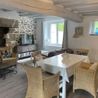 Belle maison renovée avec jardin terrasse -calme-proche mer -MESQUER, хотел в Mesquer