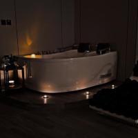 غرفة بجاكوزي مع صالة 1 من أرام ريزدنس by ARAM Residence, hotel near Al-Jouf Airport - AJF, Aţ Ţuwayr