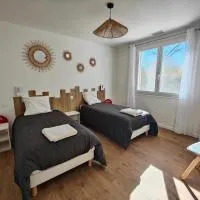 Gîte Amaren Bidea à Aroue, chez Simone et Manu, parfaitement sur le gr65, Hotel in Aroue