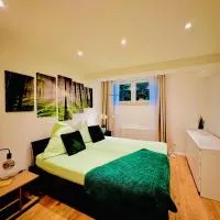 Waldblick Doppelzimmer in einer 2 Zimmer-Ferienwohnung mit Gemeinschaftsbereichen wie Wohn-Küchenbereich sowie Bad und WC, hotel v destinácii Seligenstadt