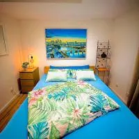 Skylineblick Doppelzimmer in einer 2 Zimmer-Ferienwohnung mit Gemeinschaftsbereichen wie Wohn-Küchenbereich sowie Bad und WC, hotel v destinácii Seligenstadt