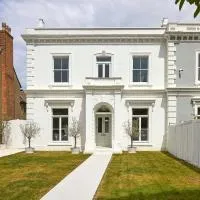 Double-Bed Bedroom, Living Room and Kitchenette, Private Bathroom & Utility Room available at Willow House, Shepperton, hotel v mestu Shepperton