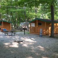 Plymouth Rock Camping Resort Studio Cabin 2, hotel in Elkhart Lake