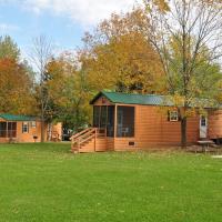 Plymouth Rock Camping Resort Deluxe Cabin 15, hotel in Elkhart Lake
