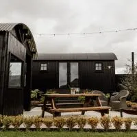 Shepherds Huts at Ballyness Farm, готель у місті Dungiven