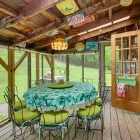 Rustic-Chic Cottage w/ Yard & Grill - Near Hiking!, hotel en Northfield