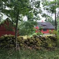 Pretty holiday house in the woods close to lake, hotel em Osby