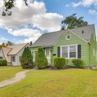 1 Mi to Dtwn Burlington Modern Home with Yard!, hotel near Southeast Iowa Regional Airport - BRL, Burlington