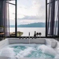 Lake-Front Luxury Villa, Hotel in Bedugul