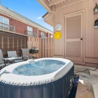 3 min walk to beach, 2 person hot tub, 1 mile drive to airport, hotel poblíž Mezinárodní letiště Myrtle Beach - MYR, Myrtle Beach