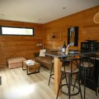 Chalet moderne, Jacuzzi & Cinéma, Hotel in Saint-Coulitz