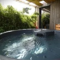 Cottage chaleureux avec Sauna & Jacuzzi, Hotel in Saint-Coulitz