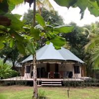 Safari tent with private pool close to Manuel Antonio Glamping 2, hotel u gradu Savegre