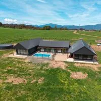 Half Mile High - Merrijig - Sleeps 10، فندق في Barwite