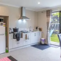 New two Bedroom house attached to main house – hotel w mieście Pukekohe East