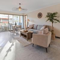 La Plage - Spacious - Sea View - Parking - AC - Pool, отель в Антибе