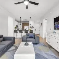 Peaceful 2BR by the Bay Pool and Coastal Vibes, hotel u gradu 'Apollo Beach'
