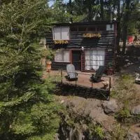 Melipeuco में, होटल Cabaña con terraza vista al río en Roca Truful
