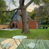 Amos Lodge Deluxe Accommodation, hotel di Busheyheath