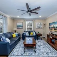 3-Bedroom Home with King Bed, Smart TVs & Fenced Yard, hotel a New Bern