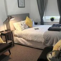 Magpie and Stump Hotel 'Nest Accommodation' and 1km offsite 'Loft 7' Studio, hotel sa Mintaro