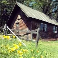 Rustic Cabin Rental in a Wild Meadow near Crater Lake National Park, Oregon, hotel v mestu Prospect
