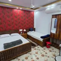 Meera Hotel And Lodging, hotelli kohteessa Badarpur