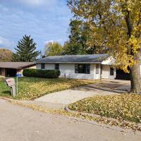 Location! Large Home, Country Views, Entertainment, hotel poblíž Dubuque Regional Airport - DBQ, Dubuque