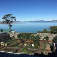 Absolute waterfront with a secret garden、Carltonのホテル