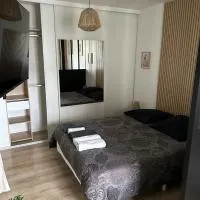 Cozy studio, hotel sa Quessoy