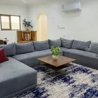 شقة مفروشه ومريحة وقريبه من المناطق السياحية عوائل فقط, hotel in Al Hulaylah