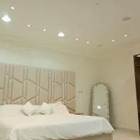 شقة مفروشه ومريحة وقريبه من المناطق السياحية عوائل فقط, хотел в Al Hulaylah